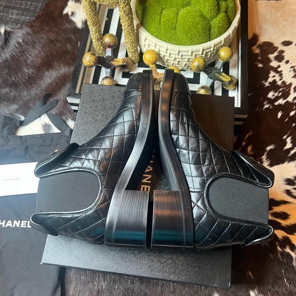 CHANEL Quilted Leather Turnlock Booties Rare size 42/11 - Picture 8 of 11